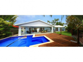 Отель Balyarta 38 - 4 Bedroom Holiday Home on Canal with Pool  Мулулаба